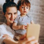 A szülői közösségi média megosztások előnyei és rejtett veszélyei a gyermekek digitális életében