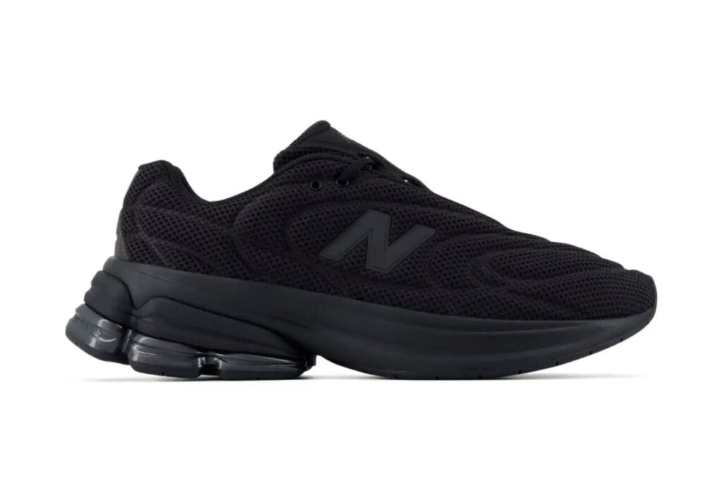 A New Balance 5030 most egy sötéten elegáns, fémes fekete felszereléssel lopja be magát a napi rotációdba