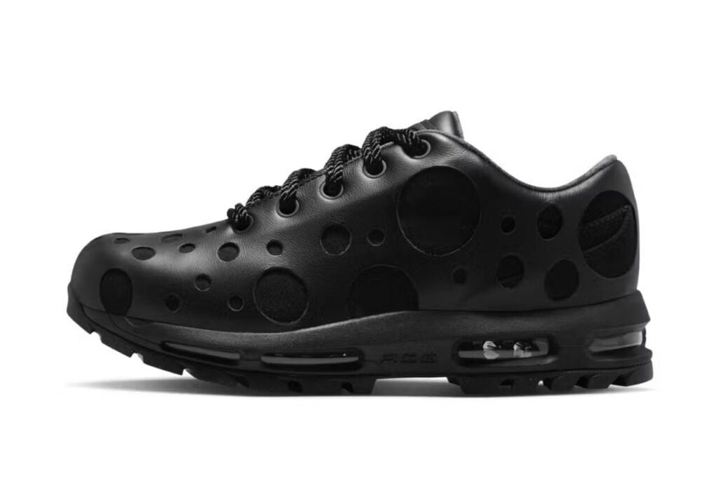 A Nike pöttyös, full black Air Max Goadome Low bakancsa a szezon legsötétebb flexe